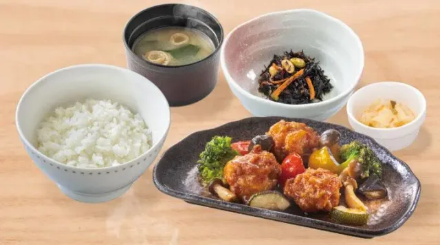 彩り野菜の黒酢から揚げ和膳(ガスト)