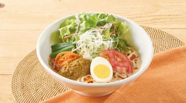 〈稲庭うどん〉山椒辣油香る、カレーな冷やし豆乳担々うどん(ジョナサン)
