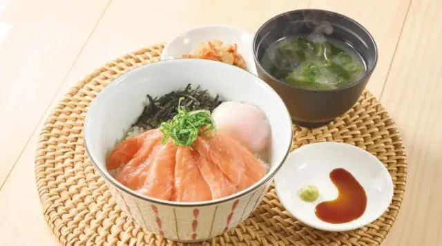 とろサーモン丼（みそ汁・惣菜つき）（ジョナサン）