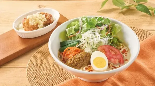 〈稲庭うどん〉山椒辣油香る、カレーな冷やし豆乳担々うどん+旨塩ねぎだれのから揚げ(ジョナサン)