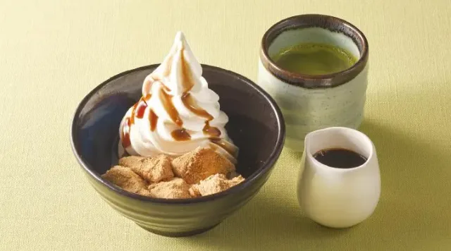 黒糖わらびもちソフト緑茶＆黒蜜つき（ジョナサン）