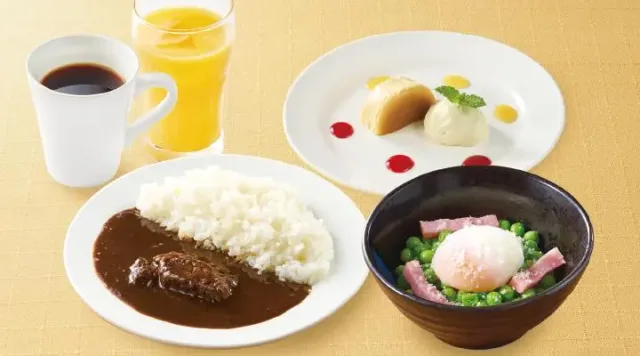 シェフおすすめ(ちいさなビーフライスカレー&青豆と温泉卵のほっとサラダ&ちょこっとチーズケーキ)(ジョナサン)