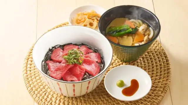 本まぐろの鉄火丼＆鶏野菜うどん（惣菜つき）（ジョナサン）