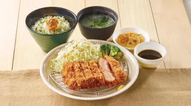 しらすおろしごはんの自家製厚切りひれかつ膳(みそ汁・惣菜つき)(ジョナサン)