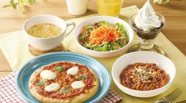 昼プチセットPlus(シャキシャキにんじんサラダ&ちいさなマルゲリータ&ちいさなパスタボロネーゼ&コーヒーゼリーのミニサンデー)(ジョナサン)