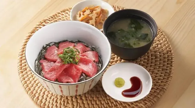 本まぐろの鉄火丼（みそ汁・惣菜つき）（ジョナサン）