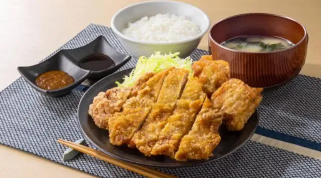 よくばり大判から揚げ定食(大判から揚げ1枚&ももから揚げ2コ)(から好し)