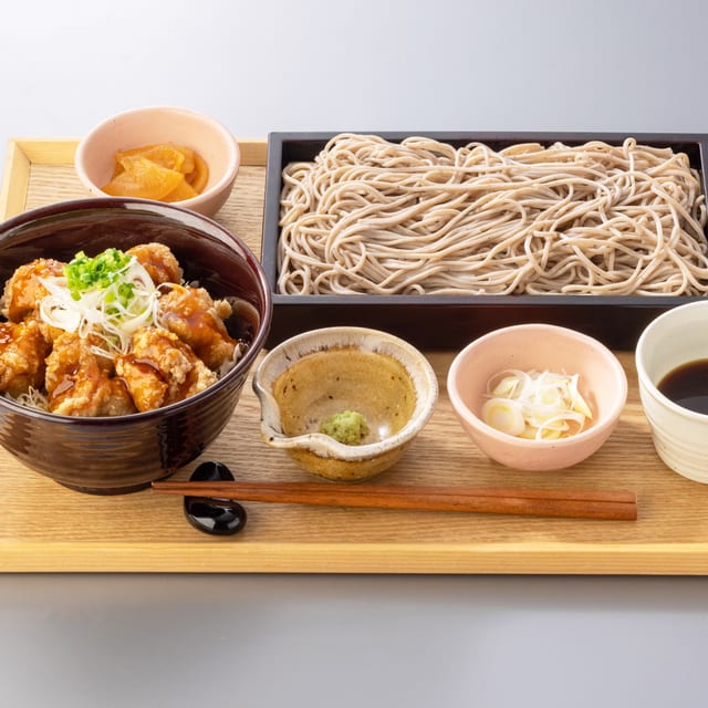 甘からだれの鶏竜田丼と麺のセット（大戸屋）