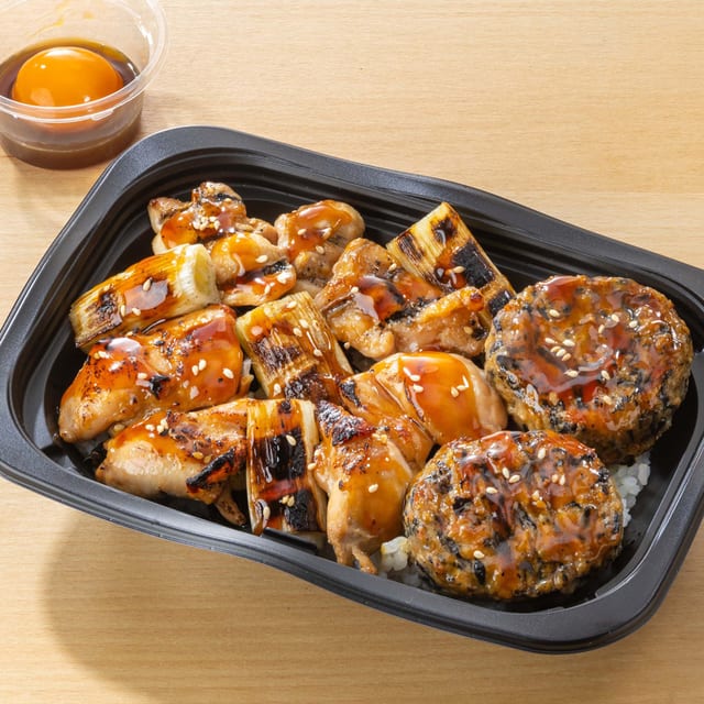 炭火鶏トロ焼きとひじき入りつくねの月見重 弁当(大戸屋)