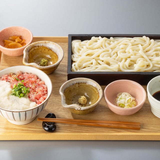 まぐろとろろ丼と麺のセット（大戸屋）
