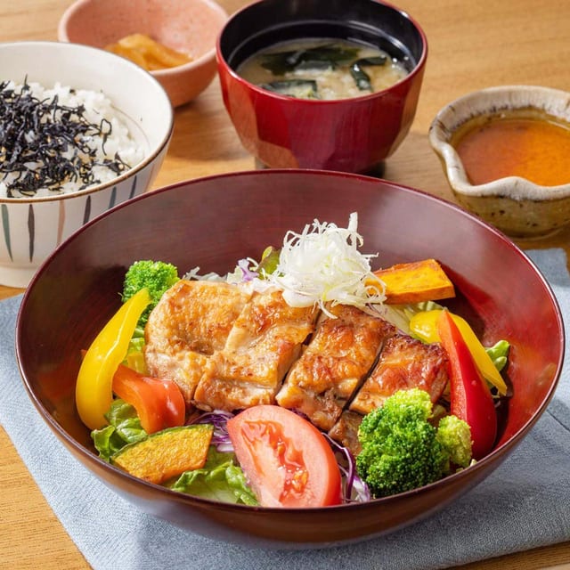 もろみチキンの彩りサラダボウルとしそひじきご飯（大戸屋）