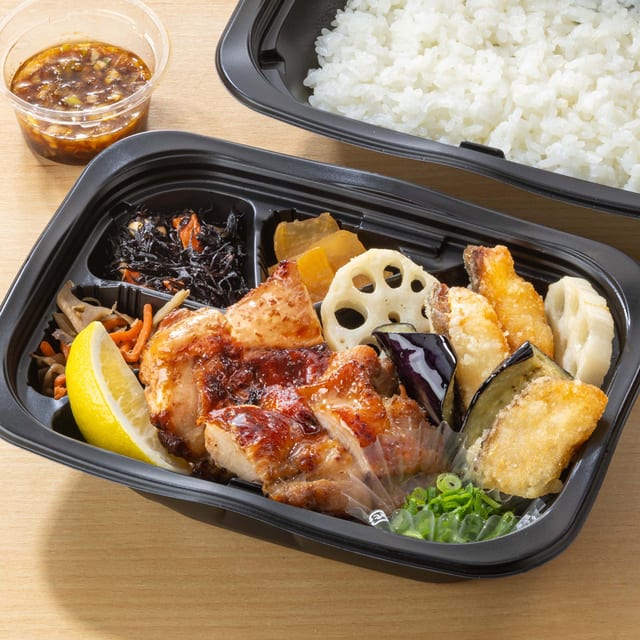 もろみチキンの炭火焼きとほっけ竜田揚げ 弁当 〜もろみ醤油の香味ネギだれ〜（大戸屋）