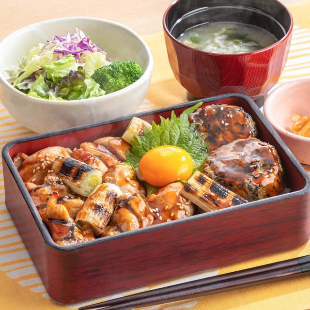 炭火 鶏トロ焼きとひじき入りつくねの月見重（大戸屋）