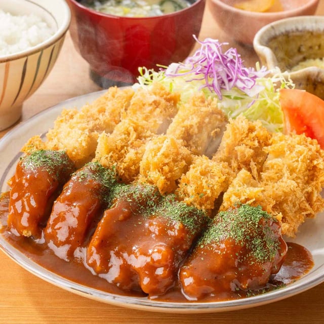 〈おかず増量〉デミグラスチキンかつ（大戸屋）