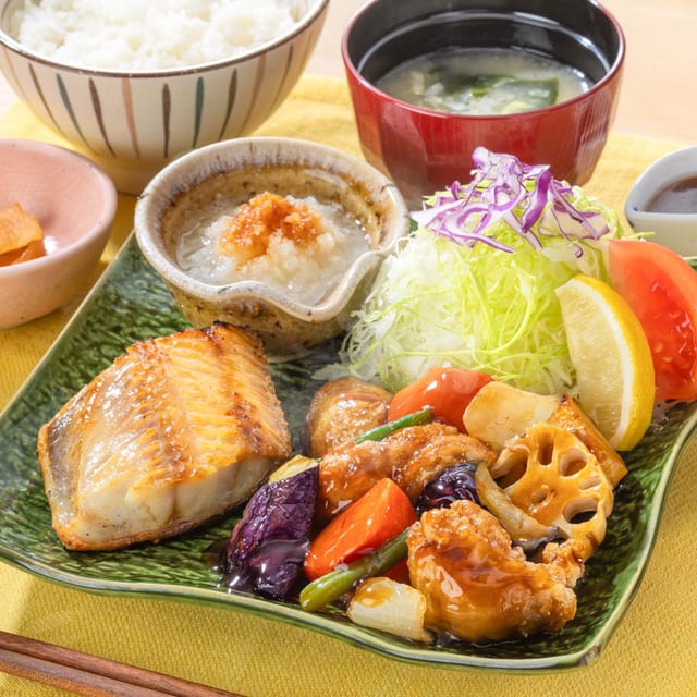 鶏と野菜の黒酢あんとしまほっけの炭火焼き(大戸屋)