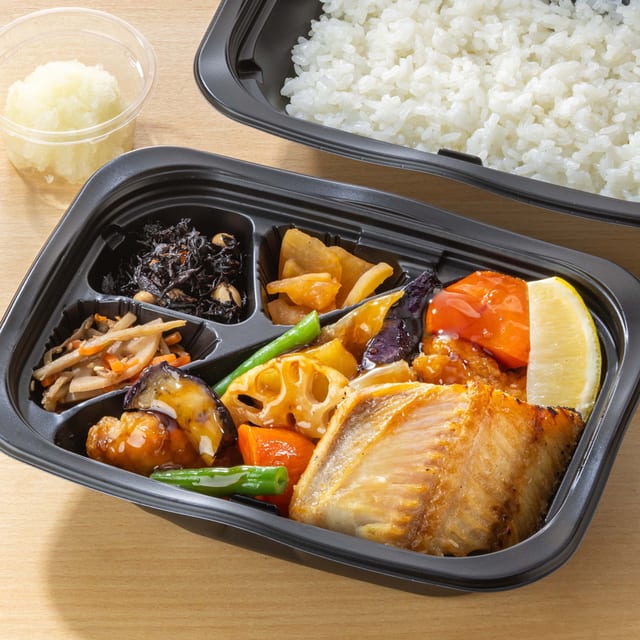 鶏と野菜の黒酢あんとしまほっけの炭火焼き 弁当(大戸屋)