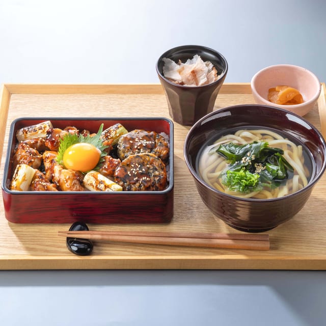 炭火 鶏トロ焼きとひじき入りつくねの月見重と麺のセット（大戸屋）