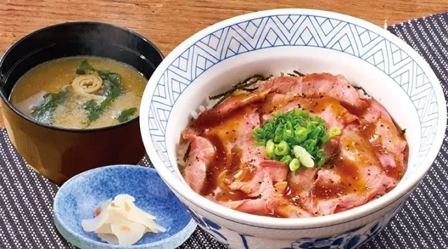 赤身ローストビーフ丼味噌汁セット（夢庵）