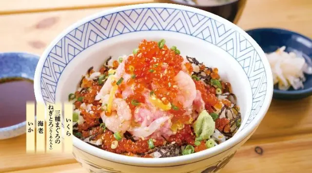 こぼれいくらの海鮮丼（お味噌汁・お新香付き）（夢庵）